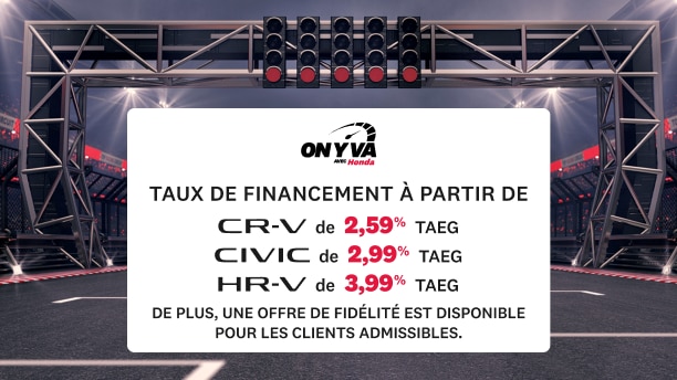Une piste de course à l'intérieur d'un stade, éclairée par des projecteurs et surmontée d'une passerelle de départ arborant une enseigne Honda « On y va ». L'enseigne indique les taux de financement pour le CR-V (2,99 % TAEG), la Civic (2,99 % TAEG) et le HR-V (3,99 % TAEG). En bas à gauche, on peut lire « Prenez la piste avec votre prochain véhicule Honda », suivi de la mention « Des conditions s’appliquent. Cliquez sur En savoir plus pour plus de détails », avec un bouton « En savoir plus » en dessous.