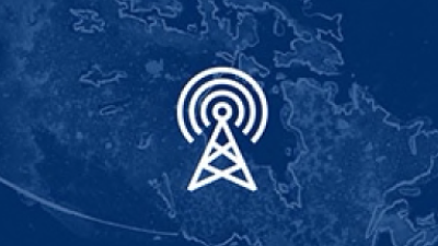 Une carte du Canada bleue avec un dessin en 2D superposé d’une station de base émettant des ondes radio. 