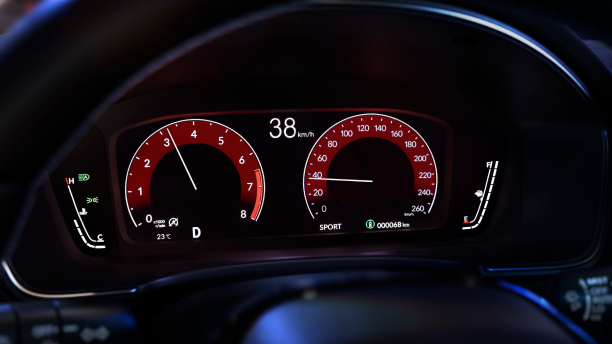 Gros plan de l’écran TFT affichant le compte-tours, l’indicateur de vitesse, le compteur kilométrique, la consommation de carburant, etc. 