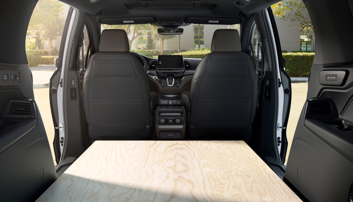 Vue intérieure d’une Odyssey remplie de planches de contreplaqué.