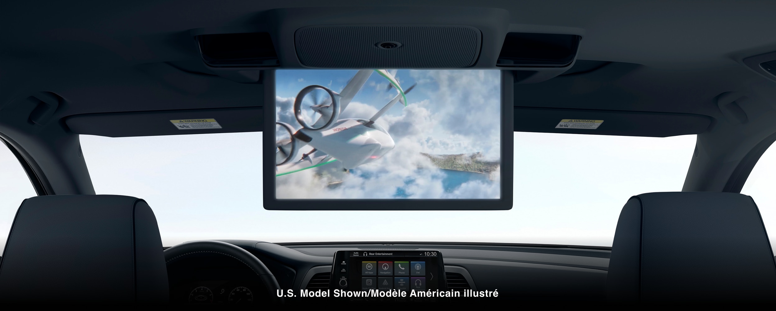 Gros plan intérieur montrant une vidéo diffusée à l’écran du plafond.