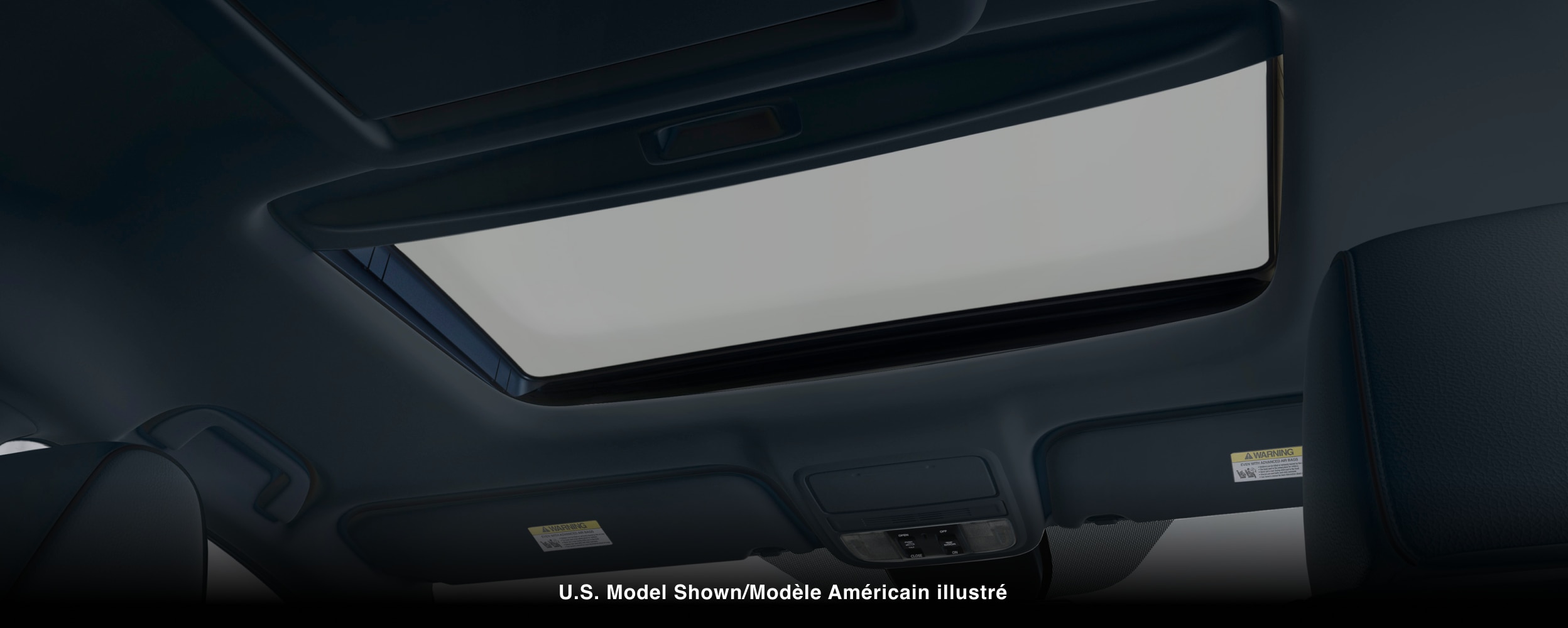 Vue de l’intérieur en contre-plongée du toit ouvrant vitré.