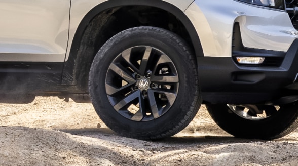 Gros plan de la roue noire en alliage d’aluminium du Ridgeline.
