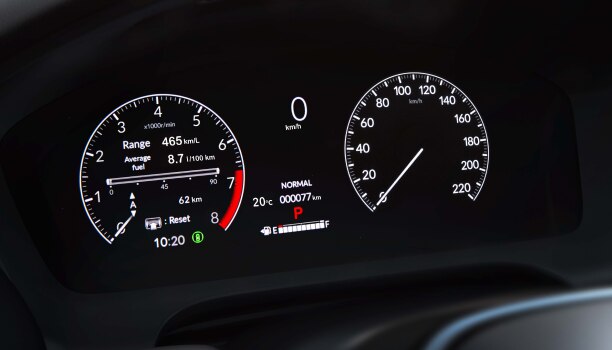 Gros plan de l’écran TFT affichant le compte-tours, l’indicateur de vitesse, le compteur kilométrique, la consommation de carburant, etc. 