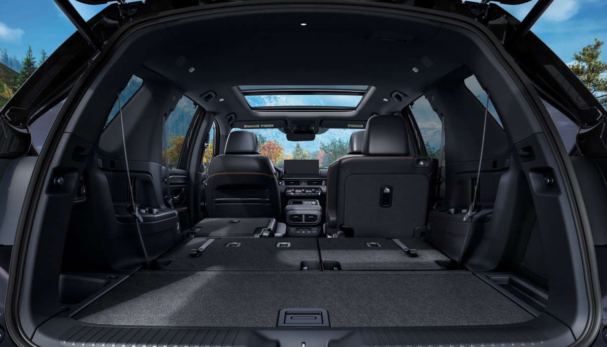 Vue arrière du coffre du Pilot avec la rangée de sièges arrière rabattue.