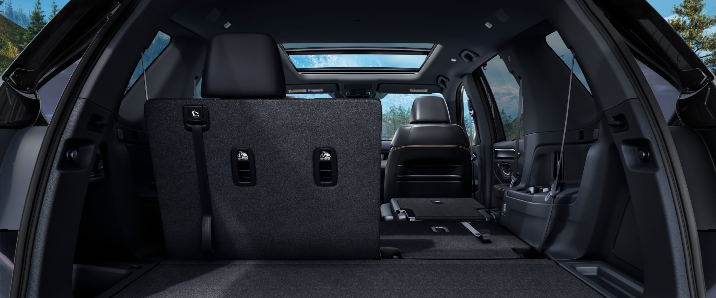 Vue arrière de l’habitacle du Pilot depuis le coffre ouvert, avec certains des sièges de la deuxième rangée rabattus pour montrer la polyvalence.